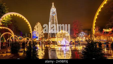 Aarhus, Dänemark; 5. Dezember 2021 - Weihnachtsdekorationen leuchten in einem Park, Jütland, Dänemark Stockfoto