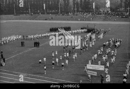 Zabrze, 1947-09. Stadion miejski (od 1948 r. Stadion Klubu Sportowego Górnik Zabrze). Sportowe wspó³zawodnictwo górnicze z udzia³em uczniów œl¹skich szkó³ przysposobienia przemys³owego. NZ. Pokazy na rozpoczêcie zawodów. bk/mgs PAP Dok³adny dzieñ wydarzenia nieustalony. Zabrze, September 1947. Das Stadtstadion (ab 1948 das Stadion des Gornik Zabrze Sports Club). Miner-Sportwettbewerb mit Beteiligung von Schülern der schlesischen Berufsbildungsschulen. Im Bild: Eine Show zu Beginn des Wettbewerbs. bk/mgs PAP Stockfoto