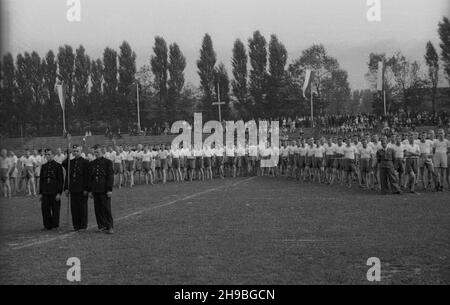 Zabrze, 1947-09. Stadion miejski (od 1948 r. Stadion Klubu Sportowego Górnik Zabrze). Sportowe wspó³zawodnictwo górnicze z udzia³em uczniów œl¹skich szkó³ przysposobienia przemys³owego. NZ. Pokazy na rozpoczêcie zawodów. bk/mgs PAP Dok³adny dzieñ wydarzenia nieustalony. Zabrze, September 1947. Das Stadtstadion (ab 1948 das Stadion des Gornik Zabrze Sports Club). Miner-Sportwettbewerb mit Beteiligung von Schülern der schlesischen Berufsbildungsschulen. Im Bild: Eine Show zu Beginn des Wettbewerbs. bk/mgs PAP Stockfoto