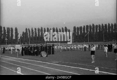 Zabrze, 1947-09. Stadion miejski (od 1948 r. Stadion Klubu Sportowego Górnik Zabrze). Sportowe wspó³zawodnictwo górnicze z udzia³em uczniów œl¹skich szkó³ przysposobienia przemys³owego. NZ. Pokazy na rozpoczêcie zawodów. Z lewej orkiestra Górnicza junaków. bk/mgs PAP Dok³adny dzieñ wydarzenia nieustalony. Zabrze, September 1947. Das Stadtstadion (ab 1948 das Stadion des Gornik Zabrze Sports Club). Miner-Sportwettbewerb mit Beteiligung von Schülern der schlesischen Berufsbildungsschulen. Im Bild: Eine Show zu Beginn des Wettbewerbs. Auf der linken Seite ein Student Bergmann Stockfoto