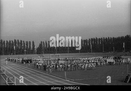 Zabrze, 1947-09. Stadion miejski (od 1948 r. Stadion Klubu Sportowego Górnik Zabrze). Sportowe wspó³zawodnictwo górnicze z udzia³em uczniów œl¹skich szkó³ przysposobienia przemys³owego. NZ. Pokazy na rozpoczêcie zawodów. bk/mgs PAP Dok³adny dzieñ wydarzenia nieustalony. Zabrze, September 1947. Das Stadtstadion (ab 1948 das Stadion des Gornik Zabrze Sports Club). Miner-Sportwettbewerb mit Beteiligung von Schülern der schlesischen Berufsbildungsschulen. Im Bild: Eine Show zu Beginn des Wettbewerbs. bk/mgs PAP Stockfoto