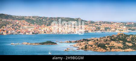 Atemberaubende Aussicht auf die Inseln Santo Stefano und La Maddalena von Palau aus. Lage: Palau, Provinz Olbia-Tempio, Sardinien, Italien, Europa Stockfoto