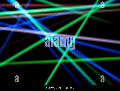 Abstrakter Sonnenlichteffekt. Helle Sonne oder kosmische Laserstrahlen, Blitze und funkelnde Lichtteilchen mit optischer Linse über Lay-Effekt auf leerem schwarzen Hintergrund. Hochwertige Fotos Stockfoto