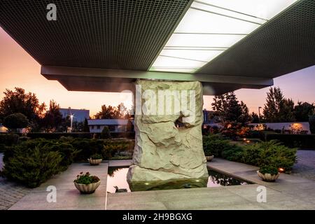 Massive Steinsäule stützende Veranda Dach des Landguts im Sommerabend Stockfoto