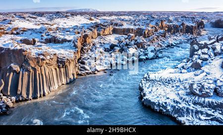 Aldeyjarfoss Wasserfall, Luftdrohne aus einem hohen Winkel aufgenommen. Winter mit Schnee im Hochland von Island. Stockfoto
