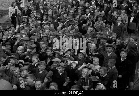 Warszawa, 1947-09-06. Uroczystoœci rozpoczêcia roku szkolnego. NZ. grupa m³odzie¿y szkolnej pozuje ekipie Polskiej Kroniki Filmowej. po/ms PAP Warschau, 6. September 1947. Schuljugend bei einer Feier zum Beginn des neuen Schuljahres. po/ms PAP Stockfoto