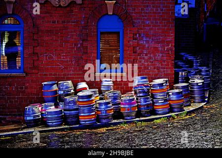 Leere Bierfässer aus Aluminium vor dem Tyne Pub in Ouseburn Stockfoto