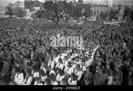 Warszawa, 1947-09-06. Uroczystoœci rozpoczêcia roku szkolnego. NZ. Wiec m³odzie¿y szkolnej na pl. Bankowym. po/ak PAP Warschau, 6. September 1947. Eröffnungszeremonien zum Schuljahr. Im Bild: Eine Studentenkundgebung auf dem Bankowy Square. po/ak PAP Stockfoto