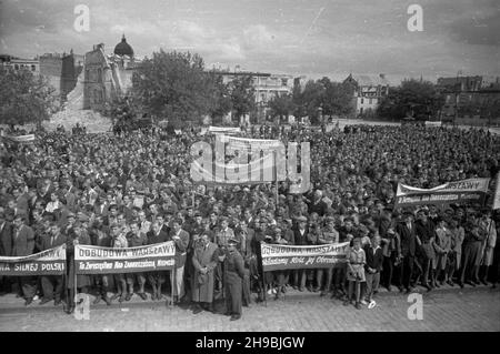 Warszawa, 1947-09-06. Uroczystoœci rozpoczêcia roku szkolnego. NZ. Wiec m³odzie¿y szkolnej na pl. Bankowym. po/ak PAP Warschau, 6. September 1947. Eröffnungszeremonien zum Schuljahr. Im Bild: Eine Studentenkundgebung auf dem Bankowy Square. po/ak PAP Stockfoto