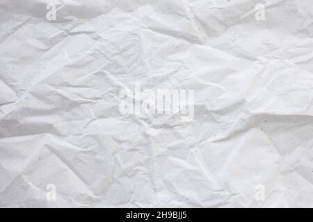 Zerknittert weiß mit farbigen Punkten Papier für Geschenkverpackung oder Verpackung. Nahaufnahme, Texturhintergrund, Verschmutzung und Recycling-Konzept Stockfoto