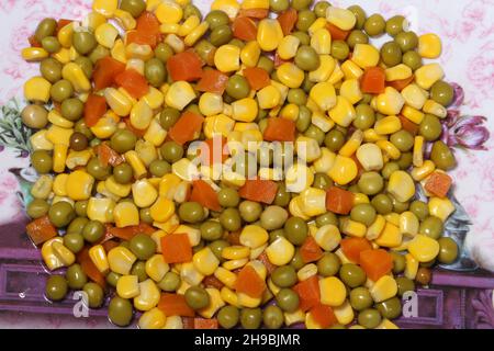 Maismehl mit Erbsen und Karotten Stockfoto