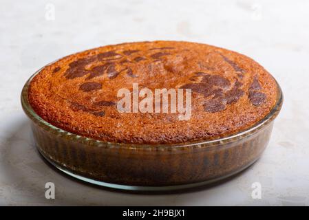 Auf dem Tisch gebackene Kakaokuchen stehen in der Form Stockfoto