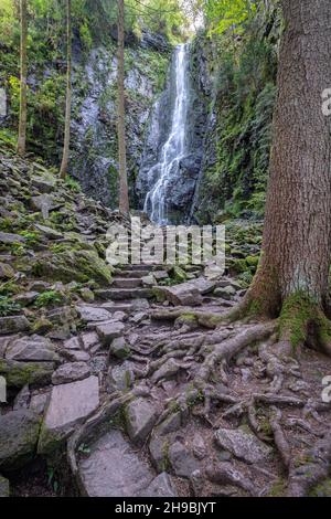 Schöne Aufnahme des Burgbach-Wasserfalls im Schwarzwald. Stockfoto