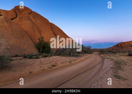 Schotterstraße zwischen den Kopjes bei Spitzkoppe Namibia Stockfoto