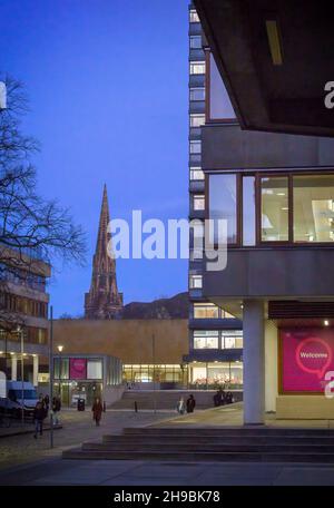 Edinburgh, Schottland, Großbritannien - Buccleuch und Greyfriars Free Church of Scotland ragen in der Abenddämmerung vom George Square aus in den Turm Stockfoto