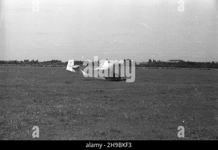 Warszawa, 1947-09-07. Obchody Œwiêta Lotnictwa na Polu Mokotowskim. NZ. Pokazy szybowcowe. po/ak PAP Warschau, 7. September 1947. Der Tag der Luftfahrt auf dem Mokotowskie-Feld (Pole Mokotowskie). Der Schirm zeigt. po/ak PAP Stockfoto