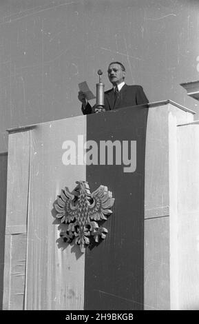 Warszawa, 1947-09-07. Obchody Œwiêta Lotnictwas. Przemawia prezydent Boles³aw Bierut. po/ak PAP Warschau, 9. September 1947. Der Tag Der Luftfahrt. Präsident Boleslaw Bierut hält eine Rede. po/ak PAP Stockfoto