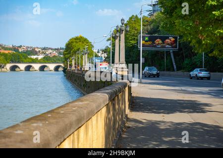 Böschung des Flusses in tiflis und die Straße Stockfoto