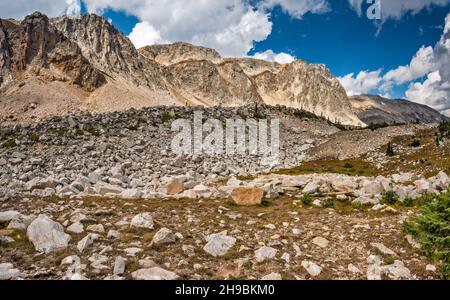 Schneebedecktes Bergpanorama, seitliche Moränenfelsen im Vordergrund, Zuckerhut rechts, Medicine Bow Gipfel hinten, Medicine Bow Mtns, Wyoming, USA Stockfoto
