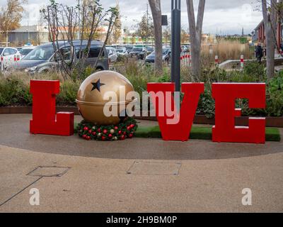 Große Buchstaben mit dem Wort Liebe, freistehende Weihnachtsdekoration im Einkaufszentrum Rushden Lakes, Northamptonshire, Großbritannien Stockfoto