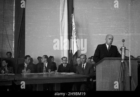 Stettin, 1947-09-07. Trzeci Zjazd Przemys³owy Ziem Odzyskanych. Obrady w gmachu Muzeum Morskiego. NZ. Przemawia Premier Józef Cyrankiewicz. po/ms PAP Stettin, 7. September 1947. Der Industriekongress der wiedergewonnenen Territorien 3rd im Schifffahrtsmuseum. Im Bild: PM Jozef Cyrankiewicz (während der Rede). po/ms PAP Stockfoto