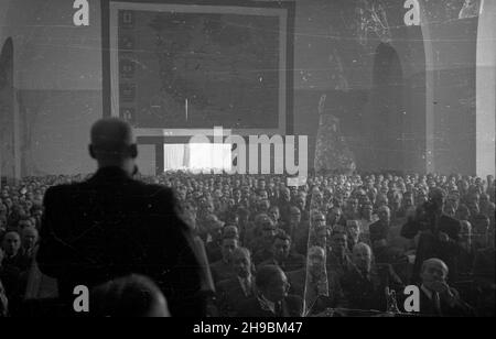 Stettin, 1947-09-07. Trzeci Zjazd Przemys³owy Ziem Odzyskanych. Obrady w gmachu Muzeum Morskiego. NZ. Przemawia Premier Józef Cyrankiewicz. po/ms PAP Stettin, 7. September 1947. Der Industriekongress der wiedergewonnenen Territorien 3rd im Schifffahrtsmuseum. Im Bild: Rede von Premierminister Jozef Cyrankiewicz. po/ms PAP Stockfoto