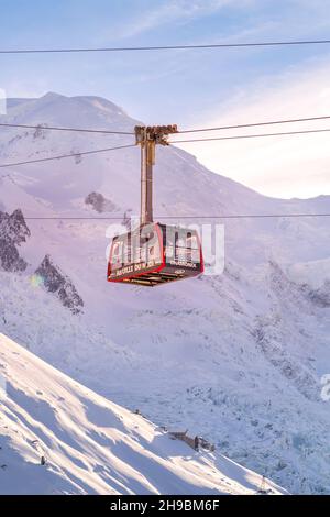 Chamonix Mont Blanc, Frankreich - 28. Januar 2015: Seilbahn von Chamonix zum Gipfel der Aiguille du Midi Stockfoto