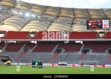 Stuttgart, Deutschland. 05th Dez 2021. Geisterspiel, leeres Stadion, Übersicht, Stadionübersicht, leere Stände, Ohne Zuschauer. Fußball 1st Bundesliga-Saison 2021/2022, Spieltag 14th, Spieltag VFB Stuttgart-Hertha BSC Berlin 2-2 am 5th. Dezember 2021, Mercedes Benz Arena Stuttgart Quelle: dpa/Alamy Live News Stockfoto