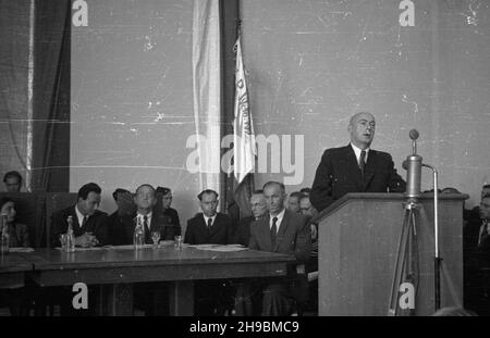 Stettin, 1947-09-07. Trzeci Zjazd Przemys³owy Ziem Odzyskanych. Obrady w gmachu Muzeum Morskiego. NZ. Przemawia Premier Józef Cyrankiewicz. po/ms PAP Stettin, 7. September 1947. Der Industriekongress der wiedergewonnenen Territorien 3rd im Schifffahrtsmuseum. Im Bild: PM Jozef Cyrankiewicz (während der Rede). po/ms PAP Stockfoto