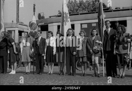 Warszawa, 1947-09-14. Uroczystoœci w trzeci¹ rocznicê wyzwolenia dzielnicy Praga przez wojska polskie i radzieckie. NZ. Poczty sztandarowe organizacji m³odzie¿owych przy pêtli tramwajowej na Goc³awku. po/mgs PAP Warschau, 14. September 1947. Zeremonien zum 3rd. Jahrestag der Befreiung des Bezirks Praga durch polnische und sowjetische Armeen. Im Bild: Farbige Parties von Jugendorganisationen an einer Straßenbahnhaltestelle im Bezirk Goclawek. po/mgs PAP Stockfoto