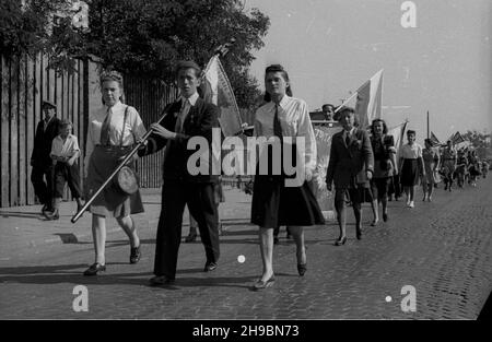 Warszawa, 1947-09-14. Uroczystoœci w trzeci¹ rocznicê wyzwolenia dzielnicy Praga przez wojska polskie i radzieckie. NZ. cz³onkowie organizacji m³odzie¿owych uczestnicz¹ w marszu sztafetowym szlakiem zwyciêskich wojsk. po/mgs PAP Warschau, 14. September 1947. Zeremonien zum 3rd. Jahrestag der Befreiung des Bezirks Praga durch polnische und sowjetische Armeen. Im Bild: Mitglieder von Jugendorganisationen, die an einem staffelmarsch über die Kampfspur der siegreichen Armeen teilnehmen. po/mgs PAP Stockfoto