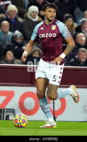 Birmingham, England, 5th. Dezember 2021. Tyrone Mings von Aston Villa während des Spiels der Premier League in Villa Park, Birmingham. Bildnachweis sollte lauten: Andrew Yates / Sportimage Stockfoto