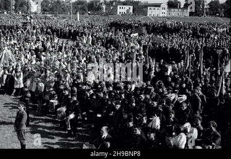 Opole, 1947-09-14. Ogólnopolskie obchody Œwiêta Plonów, do¿ynki. Uroczystoœci na miejskich b³oniach. NZ. Delegacje ch³opskie i górnicze. po/mgs PAP Opole, 14. September 1947. Nationale Erntefeiern in den Vororten von Opole. Im Bild: Delegationen von Bauern und Bergleuten. po/mgs PAP Stockfoto