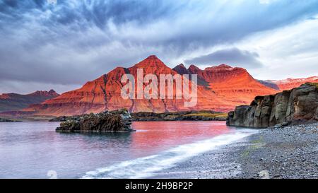 Der Bulandstindur, oder Pyramid Berg, in der Ostfjordregion von Island. Für einige Momente leuchtet der Felsen rot, wenn die Sonne aufgeht. Stockfoto