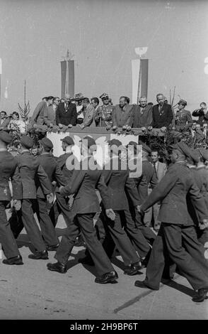 Opole, 1947-09-14. Ogólnopolskie obchody Œwiêta Plonów, do¿ynki. Defilada na miejskich b³oniach. NZ. Uczniowie szkó³ rolniczych. po/mgs PAP Opole, 14. September 1947. Ganz Polen Erntefest. Eine Parade auf dem Common. Im Bild: Studenten der landwirtschaftlichen Hochschulen. po/mgs PAP Stockfoto