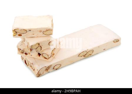 Weiches Nougat mit Mandeln und Haselnüssen auf Weiß isoliert Stockfoto