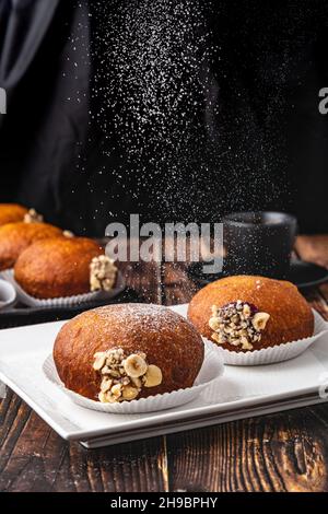 Bombolon oder Bomboloni ist ein italienisches gefülltes Donut- und Snackfutter. Deutsche Krapfen - Krapfen oder berliner - gefüllt mit Marmelade und Schokolade Stockfoto