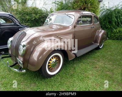 LOMAS DE ZAMORA - BUENOS AIRES, ARGENTINIEN - 05. Dez 2021: Altes zweitürig-Coupé des amerikanischen aerodynamischen Unibody Chrysler De Soto Airflow um 1935. CADEAA Stockfoto