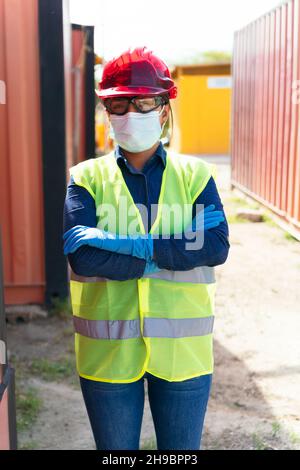 Arbeiter mit Schutzmaske, Schutzhelm und Schutzweste. Stockfoto
