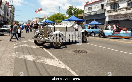REMEDIOS DE ESCALADA - BUENOS AIRES, ARGENTINIEN - 08. Nov 2021: Sportlicher Vintage-Roadster Graham Paige 1928 auf der Straße. Expo Warnes 2021 classic c Stockfoto