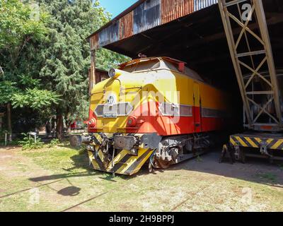 REMEDIOS DE ESCALADA - BUENOS AIRES, ARGENTINIEN - 22. Nov 2021: Alte französische Diesellokomotive Alsthom 1957 mit zwei Motoren. Lokale und Ferngespräche Carg Stockfoto