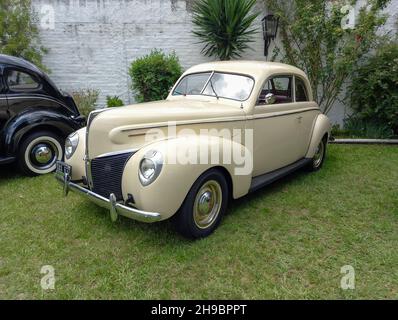 LOMAS DE ZAMORA - BUENOS AIRES, ARGENTINIEN - 04. Dez 2021: Aufnahme eines eleganten Ford Mercury Eight 8 zwei viertürige Limousine 1940. CADEAA 2021 classic Stockfoto