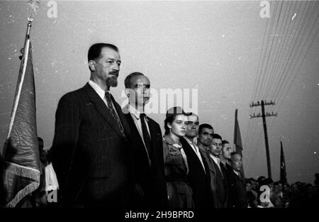 Warszawa, 1947-09-16. Trzecia rocznica desantu ¿o³nierzy 1 Dywizji Wojska Polskiego im. T. Koœciuszki na lewym brzegu Wis³y. Apel poleg³ych na Przyczó³ku Czerniakowskim. NZ. Weterani Walk. bk/mgs PAP Warschau, 16. September 1947. Der 3rd. Jahrestag der Landung der Soldaten der polnischen Armee Tadeusz Kostjuschko 1st Division auf dem linken Ufer der Weichsel. Eine Ehrenrolle auf Przyczolek Czerniakowski. Im Bild: Kriegsveteranen. bk/mgs PAP Stockfoto