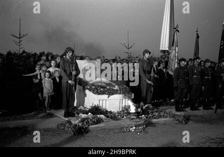 Warszawa, 1947-09-16. Trzecia rocznica desantu ¿o³nierzy 1 Dywizji Wojska Polskiego im. T. Koœciuszki na lewym brzegu Wis³y. Apel poleg³ych na Przyczó³ku Czerniakowskim. NZ. warta honorowa i wieñce z³o¿one przy pomniku ku czci Koœciuszkowców w miejscu desantu. bk/mgs PAP Warschau, 16. September 1947. Der 3rd. Jahrestag der Landung der Soldaten der polnischen Armee Tadeusz Kostjuschko 1st Division auf dem linken Ufer der Weichsel. Eine Ehrenrolle auf Przyczolek Czerniakowski. Im Bild: Ehrenwache und Kränze auf dem Landeplatz. bk/mgs PAP Stockfoto