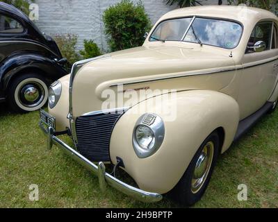 LOMAS DE ZAMORA - BUENOS AIRES, ARGENTINIEN - 05. Dez 2021: Aufnahme der Auflage Ford Mercury Eight 8 zwei viertürige Limousine 1940. CADEAA 2021 Oldtimer-Show Stockfoto