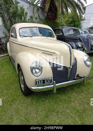 LOMAS DE ZAMORA - BUENOS AIRES, ARGENTINIEN - 05. Dez 2021: Aufnahme eines alten Ford Mercury Eight 8 zwei viertürige Limousine 1940. CADEAA 2021 Oldtimer sho Stockfoto