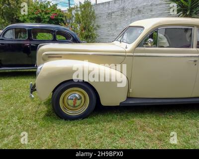 LOMAS DE ZAMORA - BUENOS AIRES, ARGENTINIEN - 05. Dez 2021: Aufnahme eines alten Ford Mercury Eight 8 zwei viertürige Limousine 1940. Seitenansicht. CADEAA 2021 Cla Stockfoto