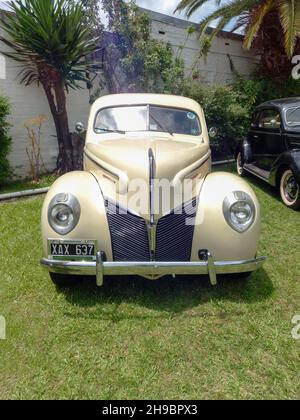 LOMAS DE ZAMORA - BUENOS AIRE, ARGENTINIEN - 05. Dez 2021: Vintage Ford Mercury Eight 8 zwei viertürige Limousine 1940. Vorderansicht. CADEAA 2021 Oldtimer sh Stockfoto