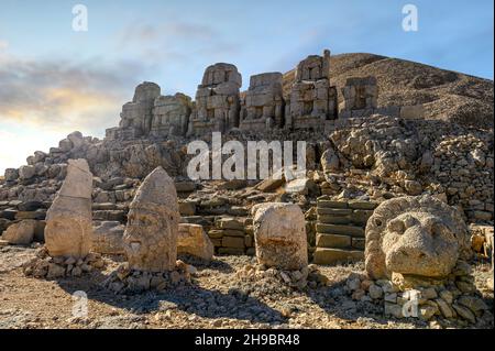 Alte Statuen auf dem Nemrut Berg in Adiyaman, Türkei. Das UNESCO-Weltkulturerbe. Grab des Königs Antiochus von Commagene. Stockfoto