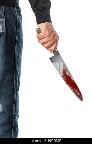 Mann trägt Jeans Hand zurück stehend hält Stahlmesser mit Blut isoliert auf weiß Stockfoto